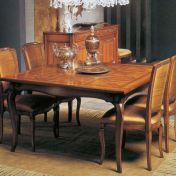 Обеденный стол с квадратной столешницей и стульями обитыми тканью