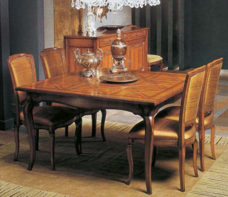 Обеденный стол с квадратной столешницей и стульями обитыми тканью