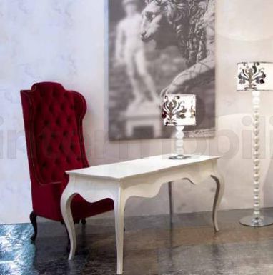 Кресло с высокой спинкой и столик.