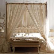 Спальная композиция с изящным балдахином