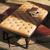 Банкетка с кожаной обивкой на деревянном каркасе