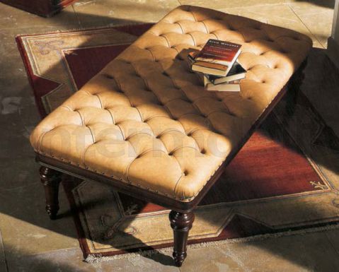 Банкетка с кожаной обивкой на деревянном каркасе