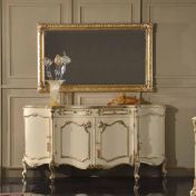 Прямоугольное зеркало и камод с позолотой.