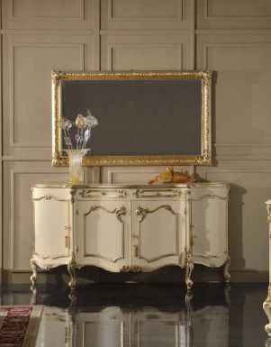 Прямоугольное зеркало и камод с позолотой.