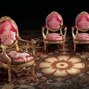 Кресла с круглыми спинками и богатой отделкой