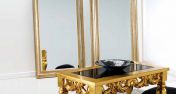 Журнальный столик и большие зеркала для гостиной