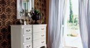 Комод с выдвижными ящиками и зеркало из классической коллекции Decor