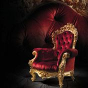 Алое кресло с отделкой из золотой фольги.