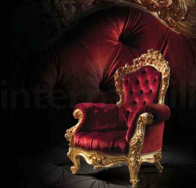 Алое кресло с отделкой из золотой фольги.