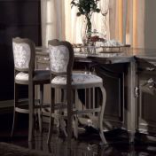 Барный стул с высокой спинкой