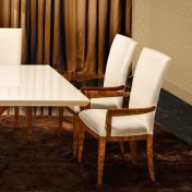 Стул с подлокотниками