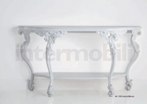 Белая консоль на четырех ножках с дополнительной полкой