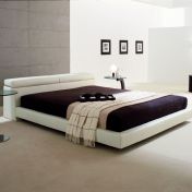 Белая кровать для спальной комнаты.