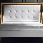 Белая кровать и стильные тумбочки.