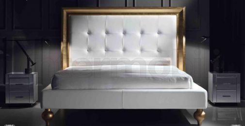 Белая кровать и стильные тумбочки.