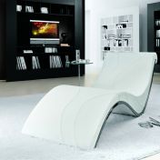 Белая кушетка для гостиной комнаты.