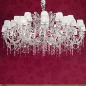 Белая люстра с множеством светильников