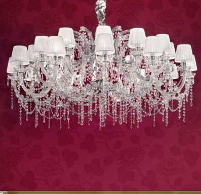 Белая люстра с множеством светильников