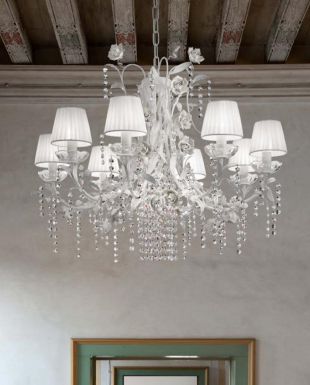 Белая люстра с множеством светильников