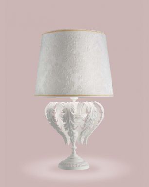 Белая настольная лампа