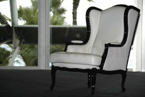 Белое кресло с темным кантом.