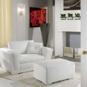 Белое кресло и мягкий пуф от Poles Salotti.