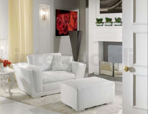 Белое кресло и мягкий пуф от Poles Salotti.