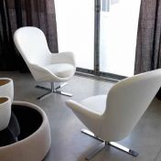 Белое кресло с высокой спинкой