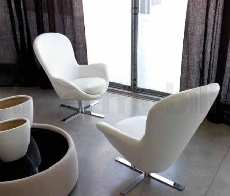 Белое кресло с высокой спинкой