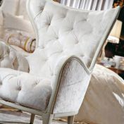 Белое кресло для уютной обстановки.