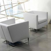 Белое квадратное кресло