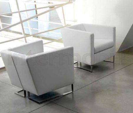 Белое квадратное кресло