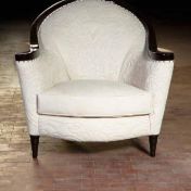 Белое мягкое кресло для гостиной.