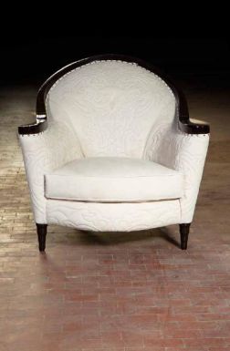 Белое мягкое кресло для гостиной.