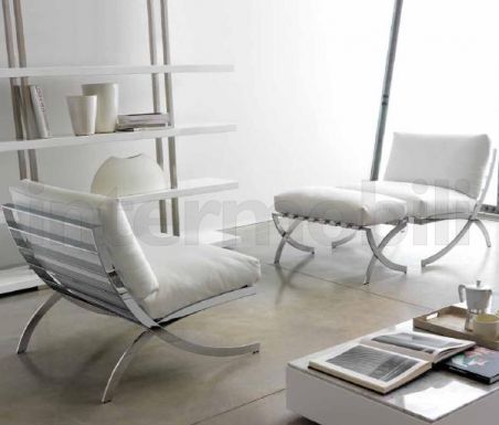 Белое полукресло