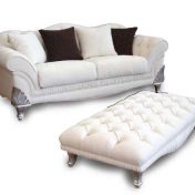 Белоснежный диван и мягкий пуф.