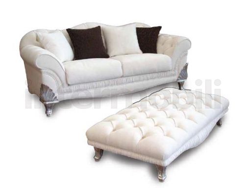 Белоснежный диван и мягкий пуф.