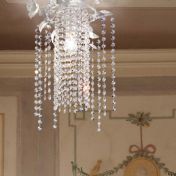 Белоснежный длинный светильник