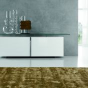 Белоснежный комод со стеклянной полкой.