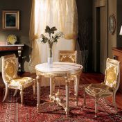Белые стол и стулья в позолоченной отделке