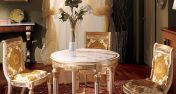 Белые стол и стулья в позолоченной отделке