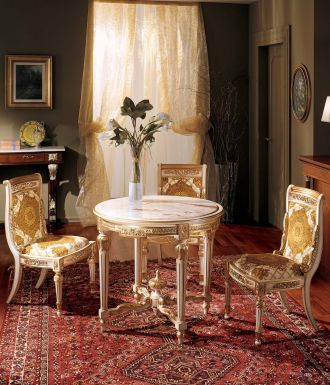 Белые стол и стулья в позолоченной отделке