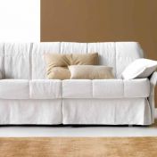 Белый диван с узкими подлокотниками