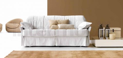 Белый диван с узкими подлокотниками