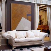 Белый диван для гостиной комнаты.