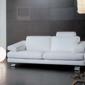 Белый диван со съемными сидениями.