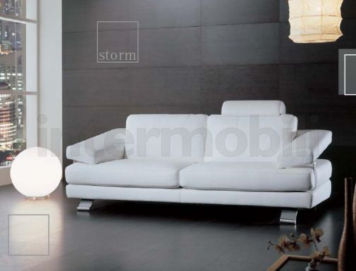 Белый диван со съемными сидениями.