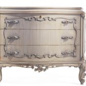 Белый комод с позолоченной резьбой Jumbo.