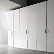 Белый платяной шкаф от Mercantini с оригинальными ручками