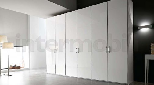 Белый платяной шкаф от Mercantini с оригинальными ручками